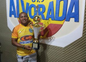 Técnico Juca Baleia expondo a taça de campeão da copa dos campeões 2018 /Foto Divulgação