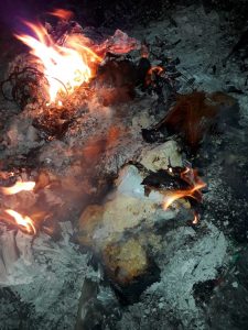 Merenda escolar sendo queimada em Serrano do Maranhão