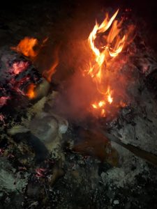 Merenda escolar sendo queimada em Serrano do Maranhão